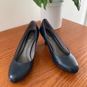 NWT Life Stride Navy Heels
